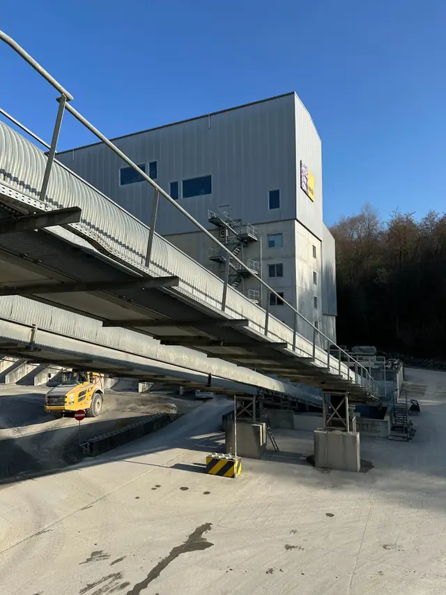 Kieswerk mit Förderband